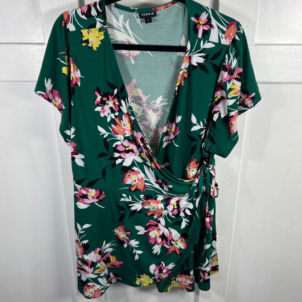 Torrid Green Floral Wrap Top Short Sleeve Surplice Blouse Size 3 Plus